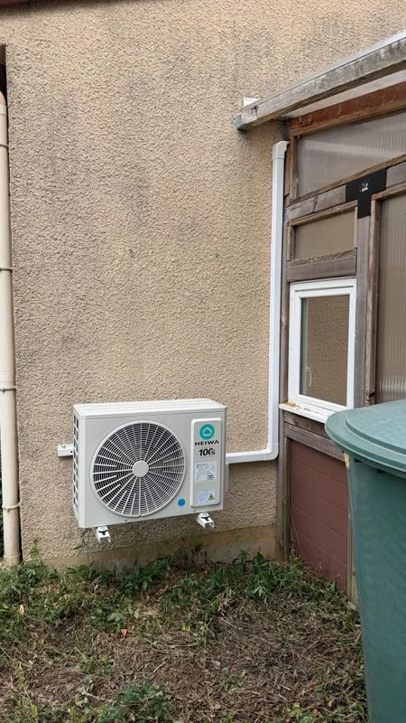 Groupe extérieur Heiwa fixé au mur et relié à la goulotte